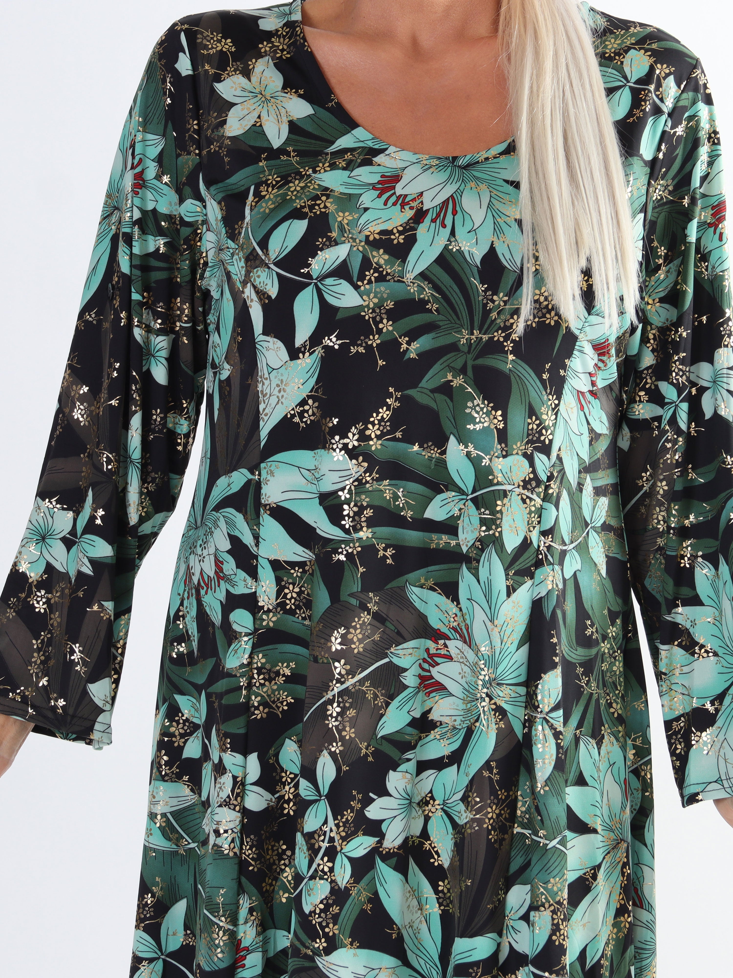 Maj Long Sleeve - Elastisk plus size klänning i mönster med gulddetaljer